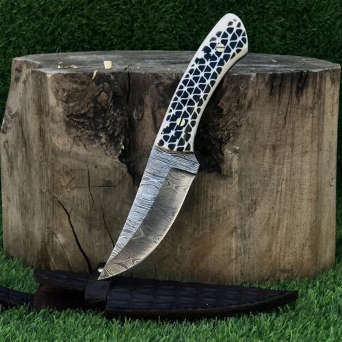 Damascus Steel Hunting Knife with Honeycomb Resin Handle, Full Tang, and Crocodile Leather Sheath